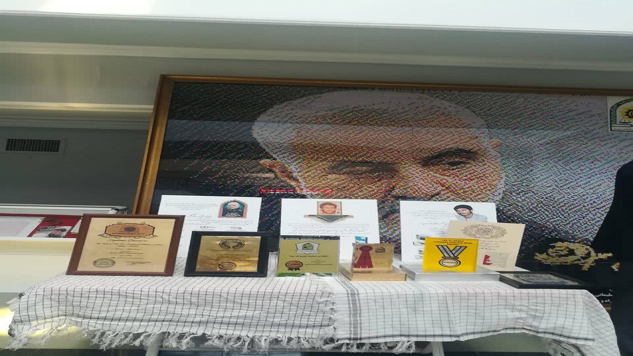 خادمیار کرمانی جوایز بین المللی خود را به موزه دفاع مقدس  اهدا کرد