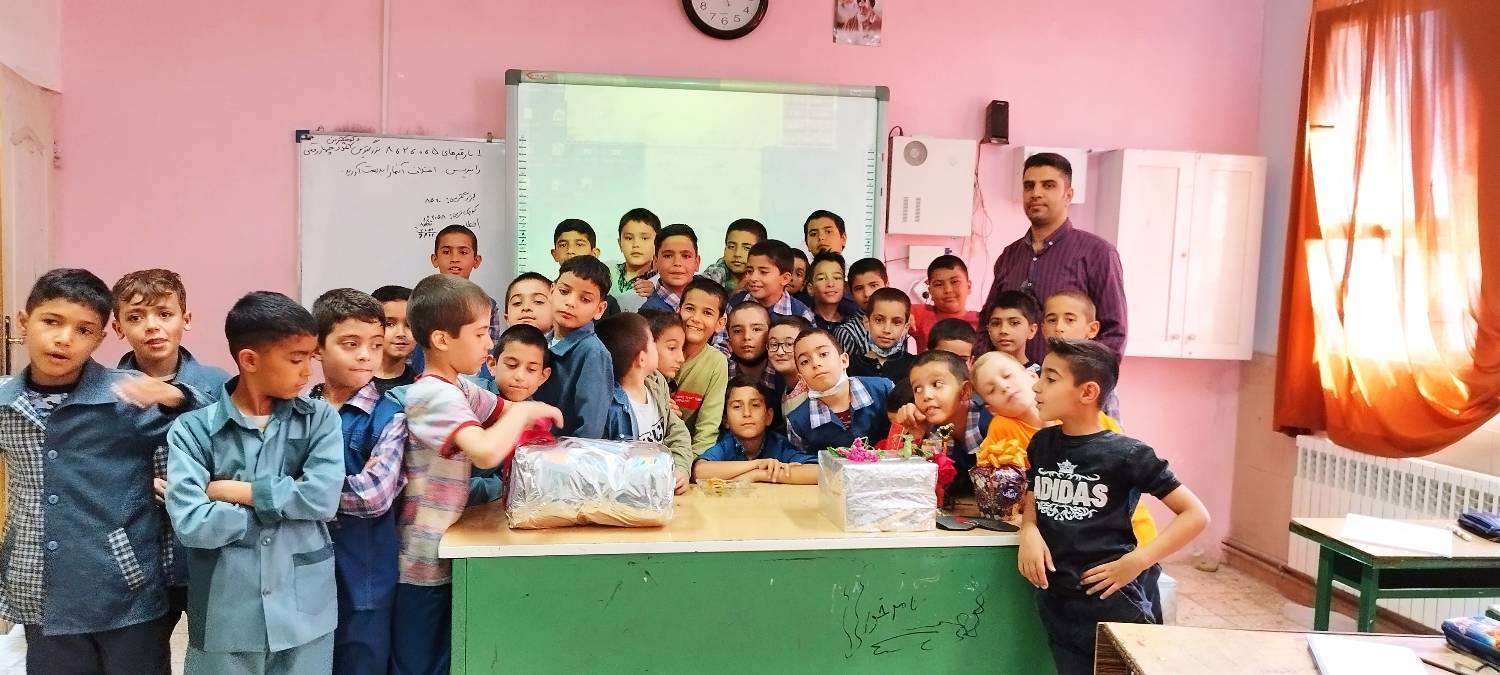 عکس یادگاری دانش آموزان در روز معلم عکس یادگاری دانش آموزان در روز معلم