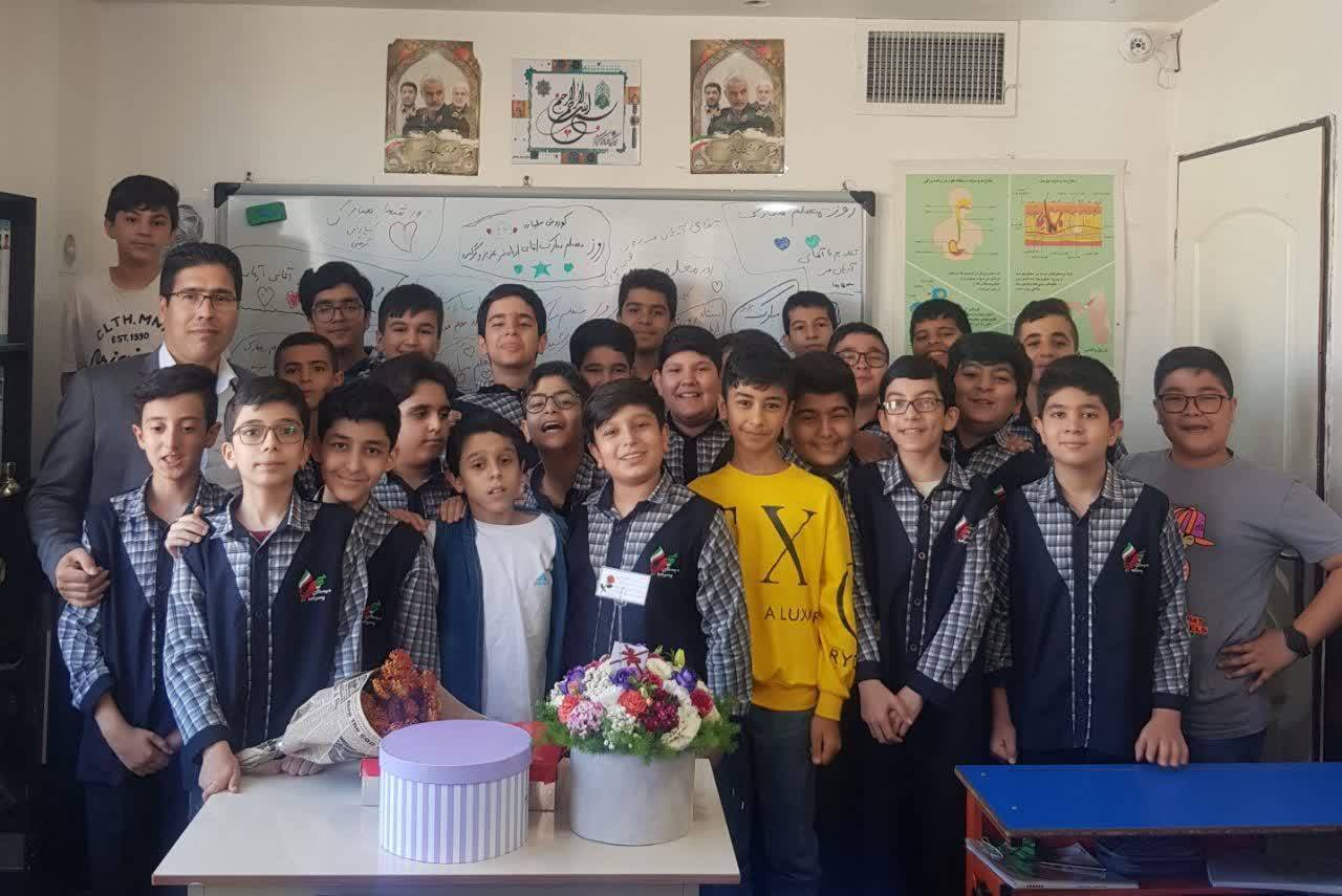عکس یادگاری دانش آموزان با معلم عکس یادگاری دانش آموزان با معلم