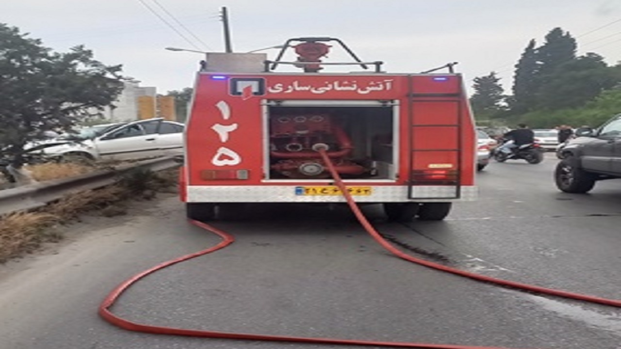 نجات سرنشینان حبس شده در حادثه رانندگی