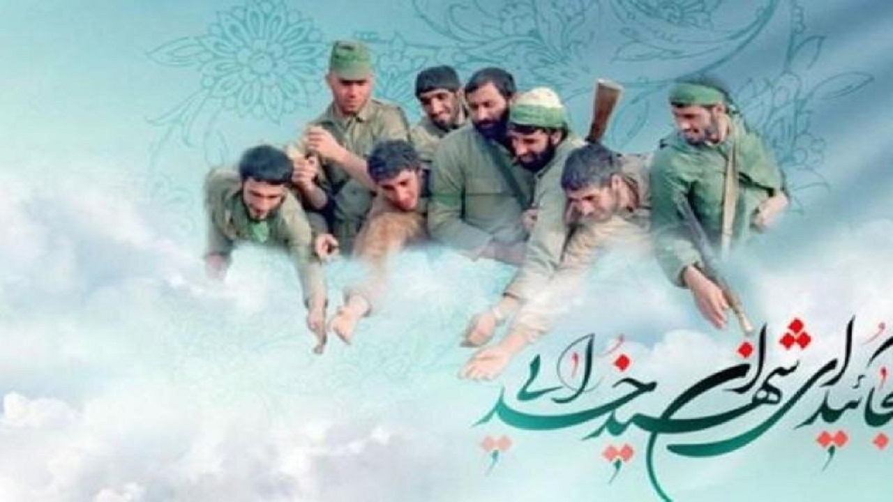 تصویری خاطره انگیز از مادر شهید مقامیان در کنار قاب عکس فرزند شهیدش