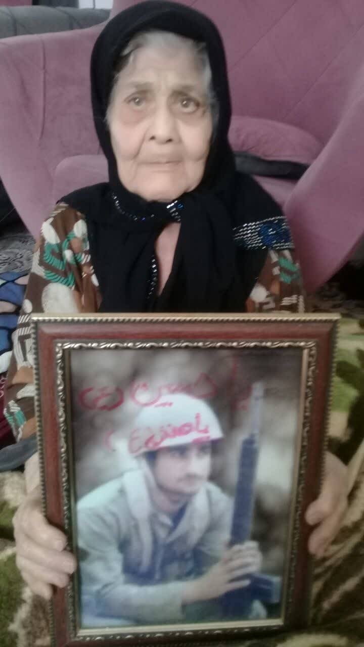 عکس یادگاری مادر شهدا عکس یادگاری مادر شهدا