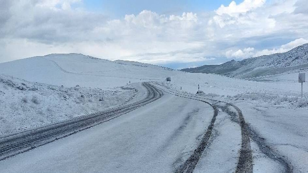 بارش برف گردنه لنگان گرمی را سفیدپوش کرد