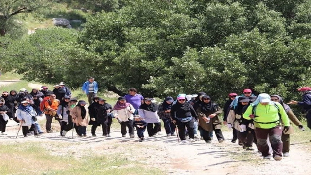کوهپیمایی ۴۵۰ معلم کهگیلویه و بویراحمدی به مناسبت روز معلم
