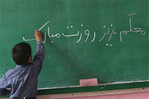 مشق ایثار در خانه/دانش آموزی که پای درس عشق می نشیند