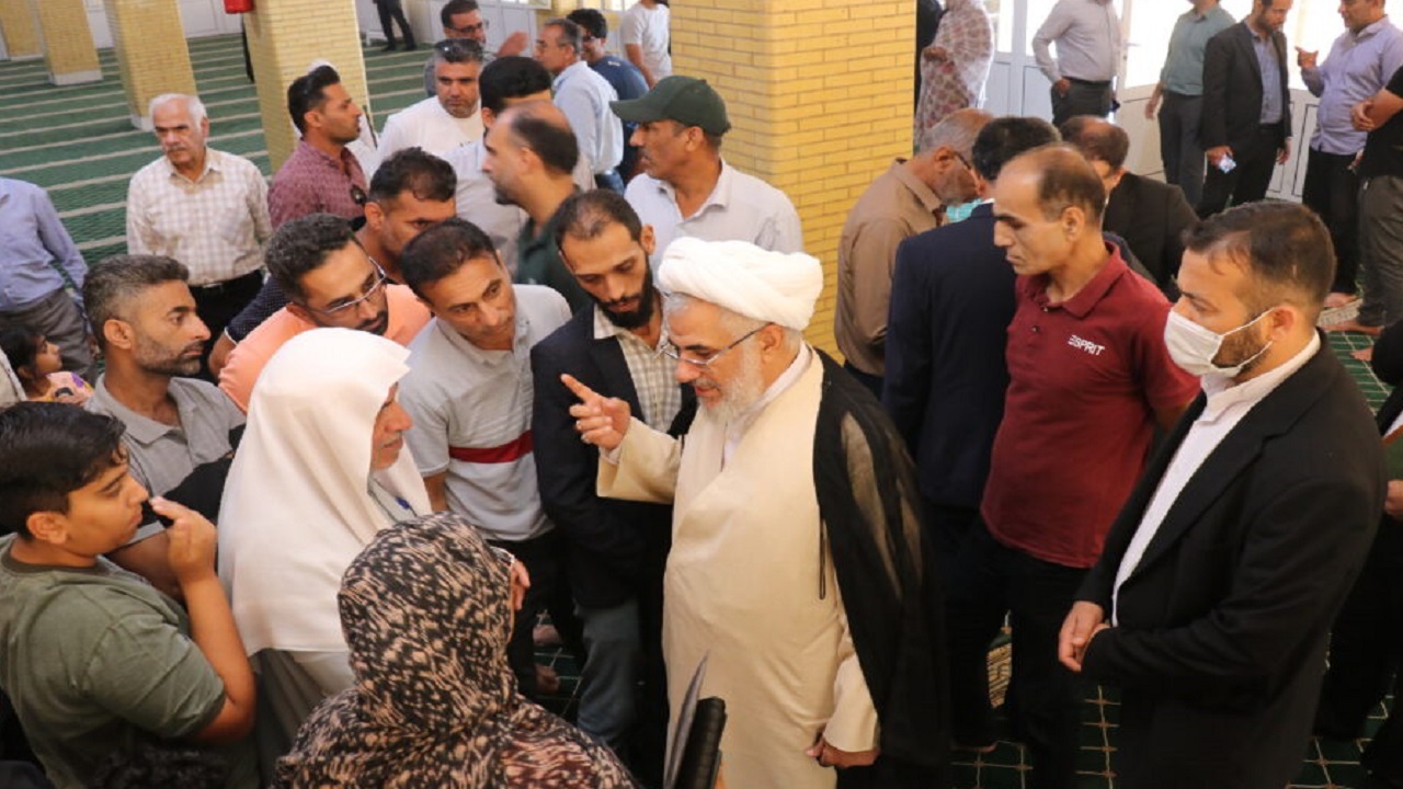 امام جمعه بندرعباس مشکلات محله سورو را از نزدیک بررسی کرد
