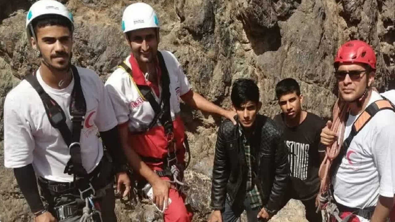 ۲ نوجوان گرفتار در آبشار چهارده بیرجند نجات یافتند