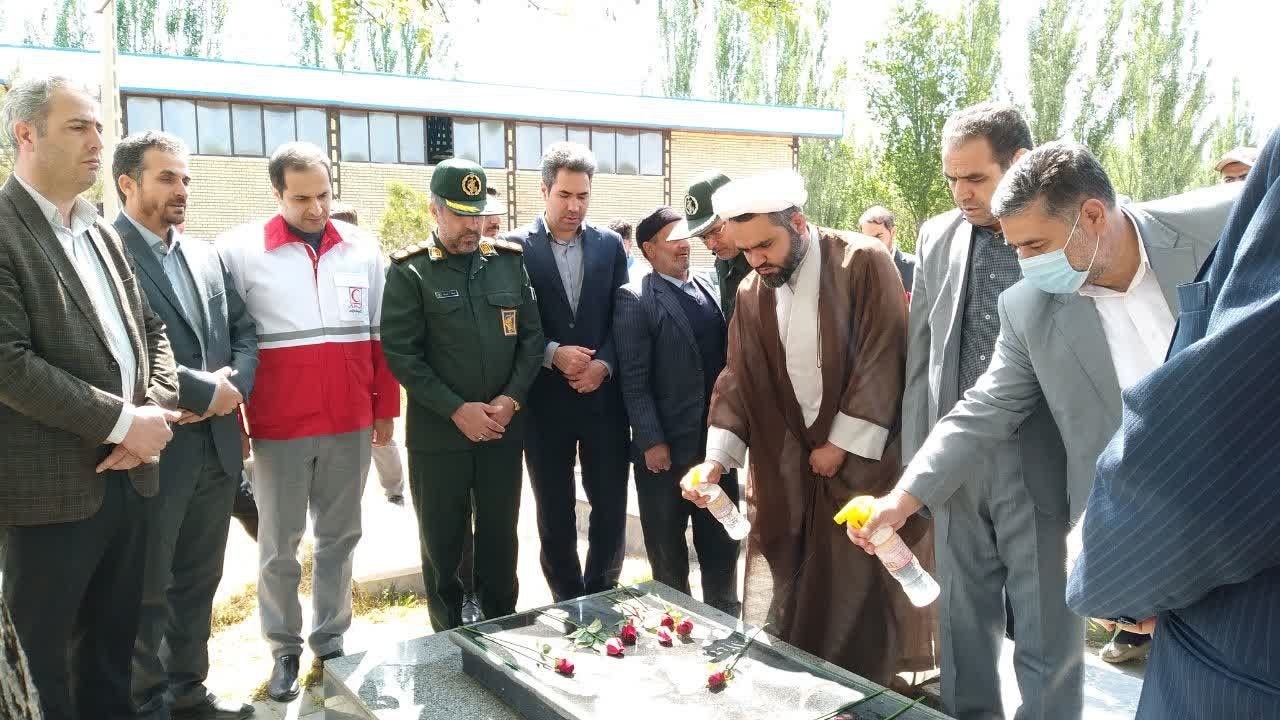 مراسم گل افشانی مزار شهدا به مناسبت هفته معلم در چهاربرج + تصاویر