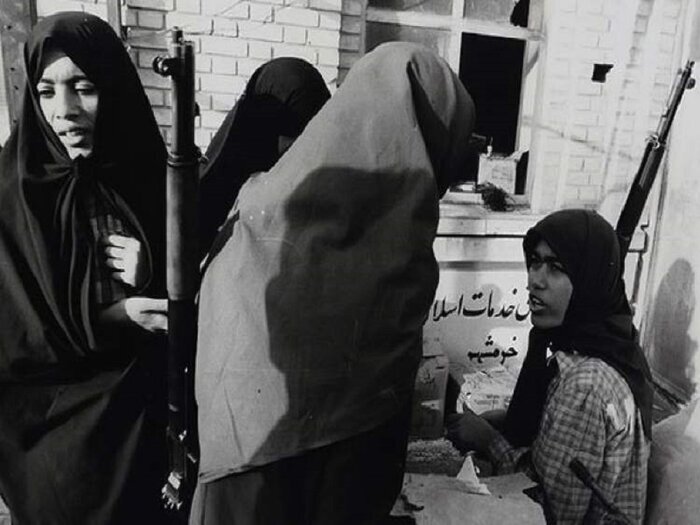توزیع اسلحه توسط بانوان