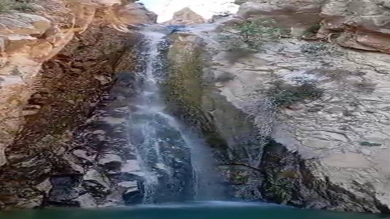 آبشاری زیبا در دل کوه منگشت+ فیلم