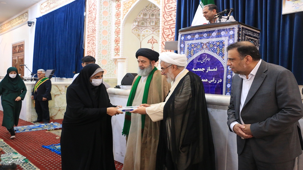 تجلیل از معلمان برتر در آیین نماز جمعه بندرعباس +عکس