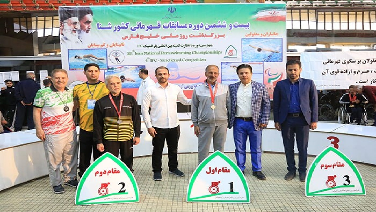 مدال طلای مسابقات قهرمانی شنا بر گردن ورزشکار چهارمحالی