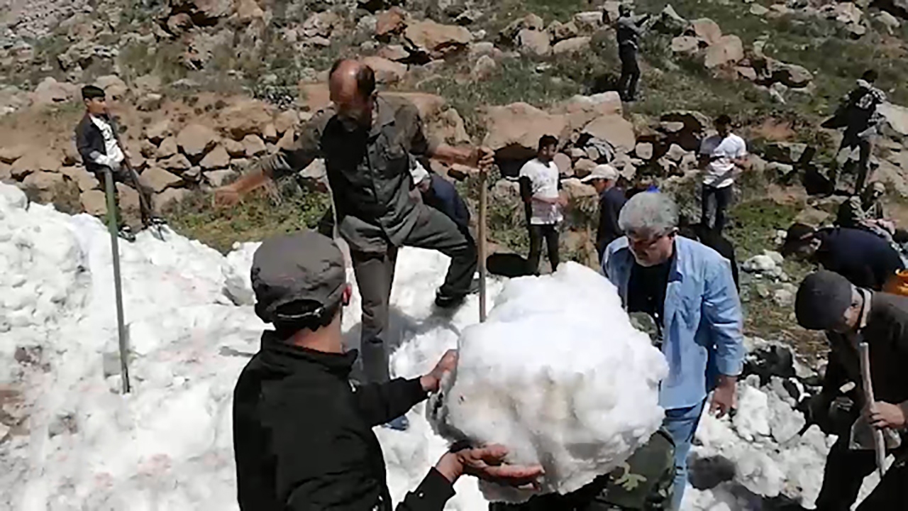 مراسم سنتی چال کردن برف در روستای آب اسک + فیلم