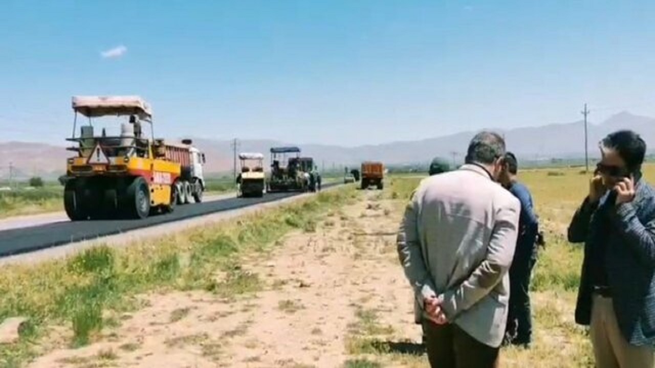 آغاز عملیات روکش آسفالت راه حادثه‌خیز محور شهرآجین