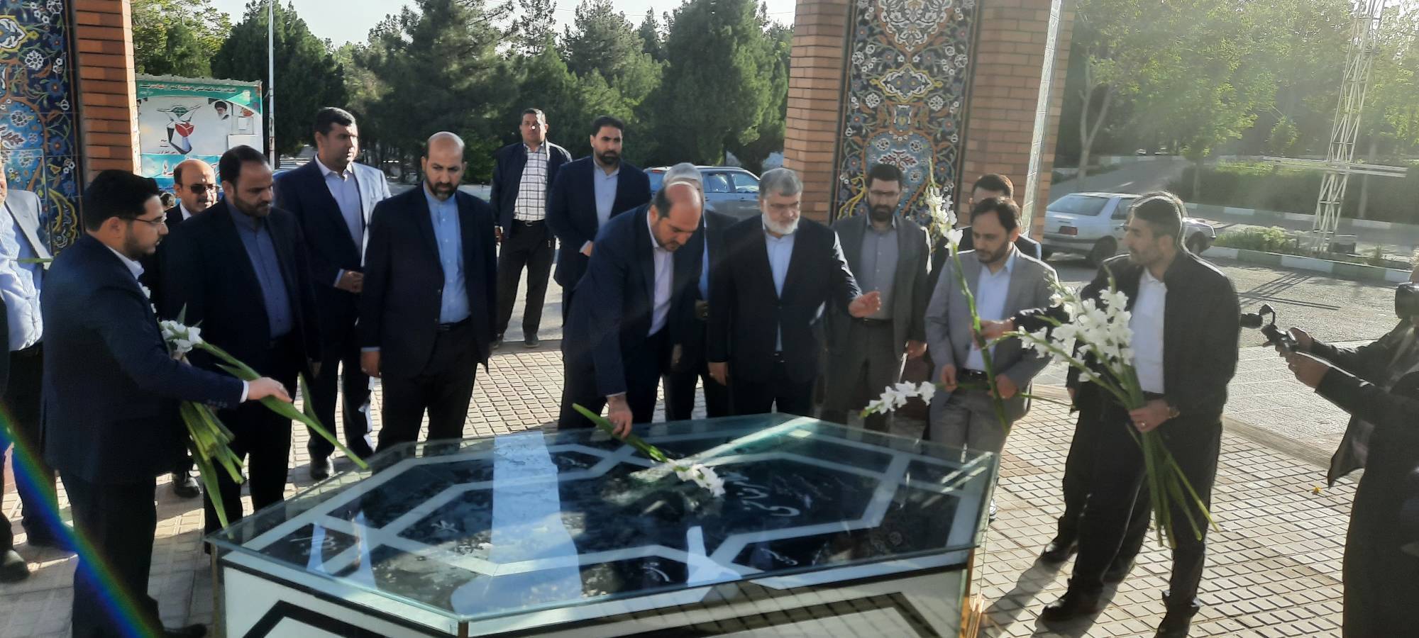 منصوری و بهادری جهرمی بر سر مزار شهدا در ارومیه