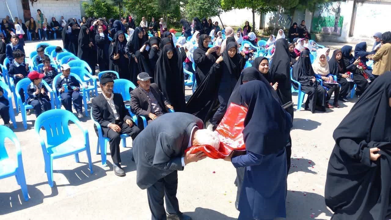 استقبال دانش آموزان دبستان قاسمی شانه تراش از پرچم متبرک امام حسین (ع) + فیلم و تصاویر