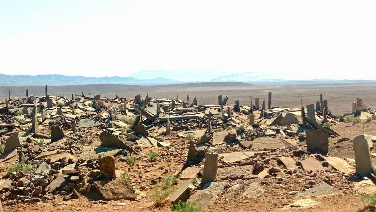 تصاویری از آرامستان قدیمی روستای ممیزاب صالح آباد