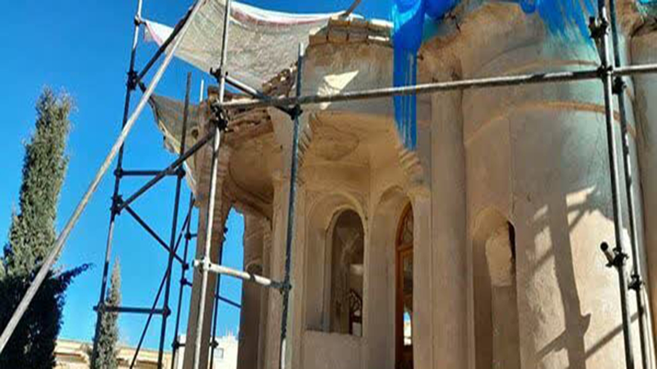 عمارت کلاه فرنگی آباده در چند قدمی نابودی/ رها شدن سنگ نوشته ارزشمند در گوشه‌ای از بنا