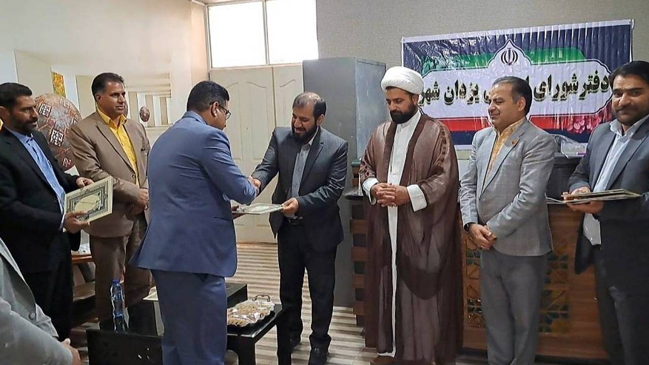 آیین تجلیل از شورا‌های اسلامی شهر‌های یزدانشهر و سیریز