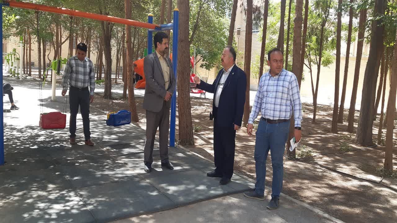 مدیر شهرداری منطقه چهار یزد، به صورت میدانی به مطالبات مردمی پاسخ می‌دهد+تصویر