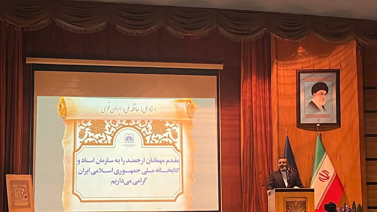 فارغ از نگاه دولتی به اسناد ملی و میراث مکتوب نگاه می‌کنیم