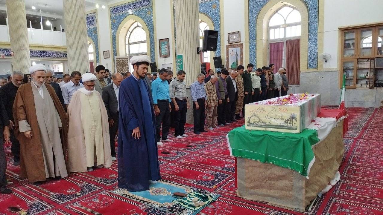 اقامه نماز برای شهید گمنام