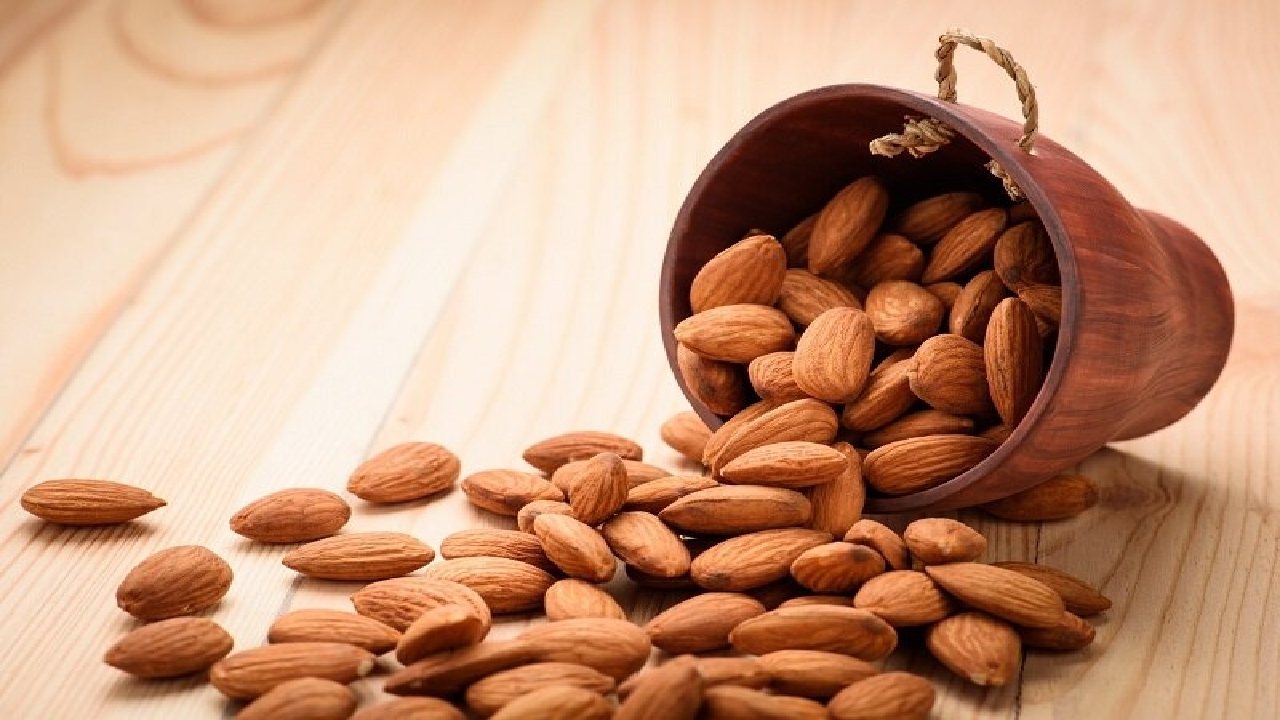 شیر بادام سبب تقویت استخوان ها می شود