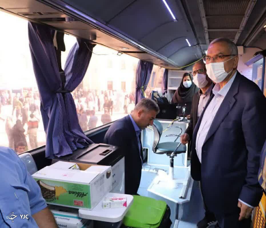 حضور وزیر بهداشت در آئین اقامه نماز عید سعید فطر در حرم شاهچراغ (ع)