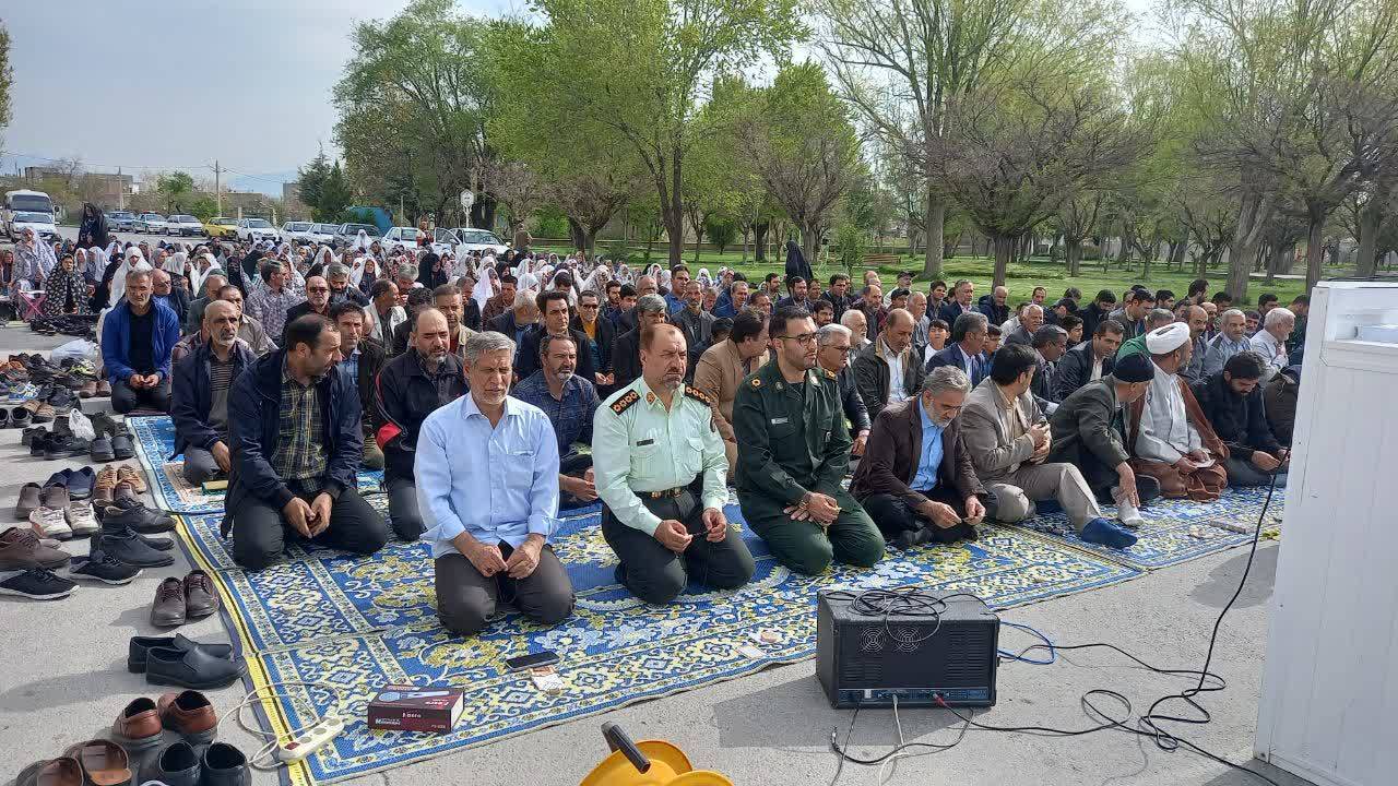 اقامه نماز اهالی روستای جاپلق اقامه نماز اهالی روستای جاپلق