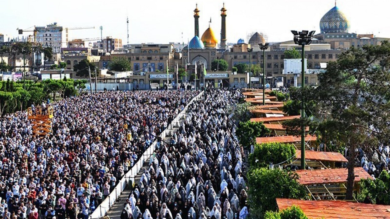 مهاجرین افغانستانی نماز عید فطر را در شهر ری اقامه کردند + فیلم