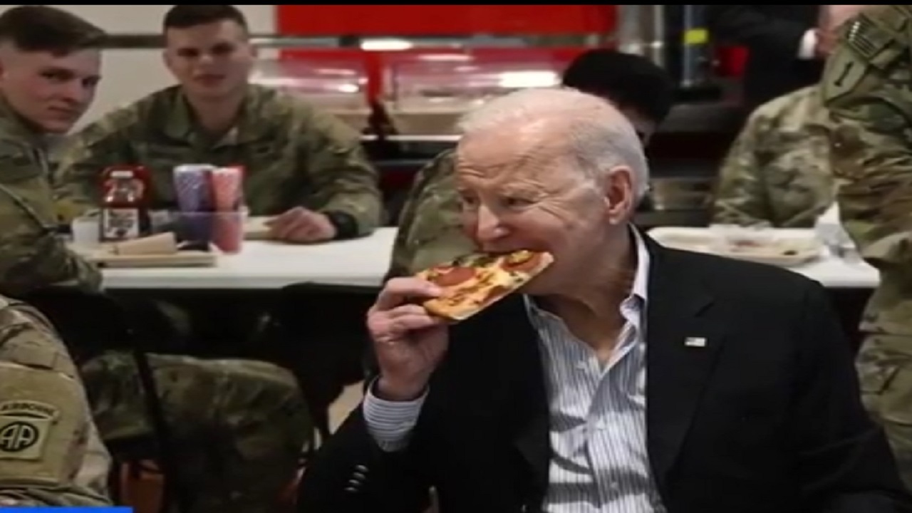 بایدن همانند یک بچه غذا می‌خورد + فیلم