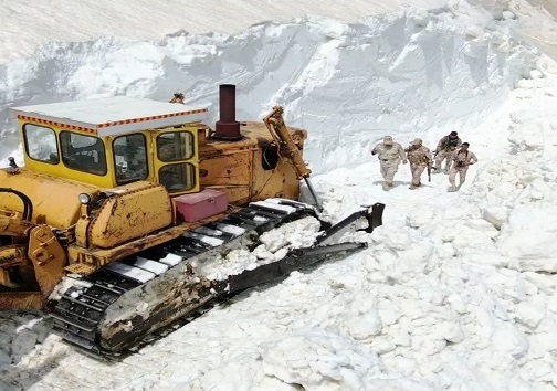 جدال مرزبانان آذربایجان غربی با کوه های برفی در مرزهای ایران و عراق+عکس