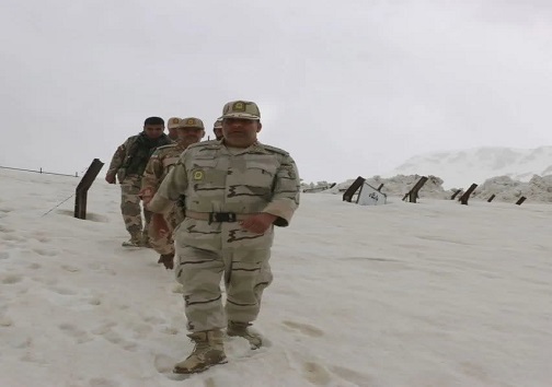 جدال مرزبانان آذربایجان غربی با کوه های برفی در مرزهای ایران و عراق+عکس