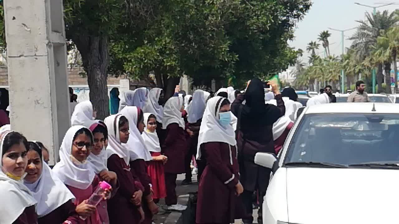 حضور دانش آموزان در مراسم تشییع