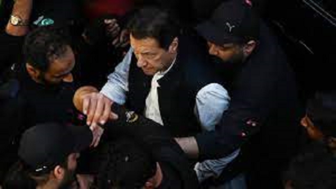 حکم بازداشت ۸ روزه برای عمران خان در پاکستان