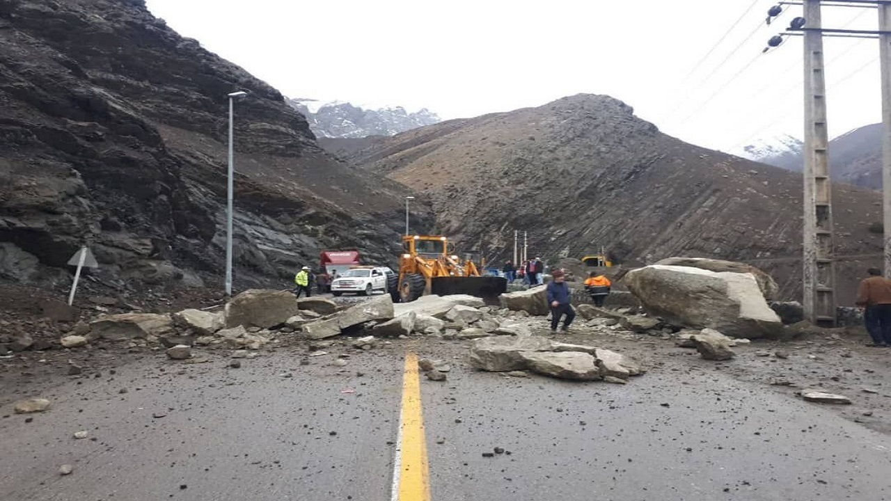 احتمال ریزش سنگ و اجتناب از سفرهای غیرضرور در جاده کرج - چالوس