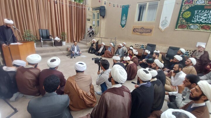 دیدار بهادری جهرمی با در جمع طلاب و روحانیون مرکز تخصصی اخلاق و معنویت قم دیدار بهادری جهرمی با در جمع طلاب و روحانیون مرکز تخصصی اخلاق و معنویت قم