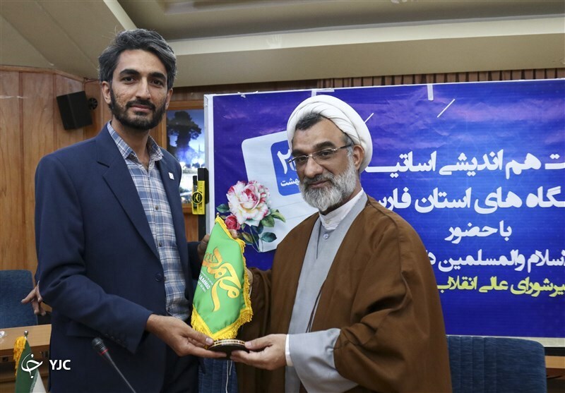 اهدای پرچم کنگرۀ جهانی محمد (ص) به دبیر شورای عالی انقلاب فرهنگی