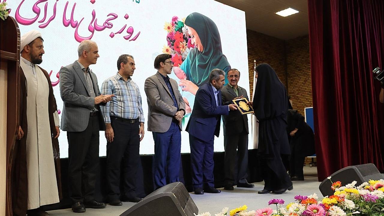تجلیل از ۴۰ ماما در کرمان