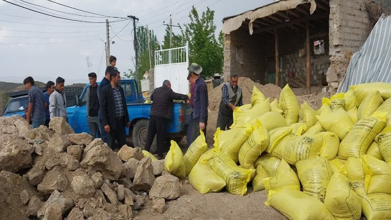 توزیع ۱۳ تن کنسانتره رایگان در میان دامداران زلزله زده خوی