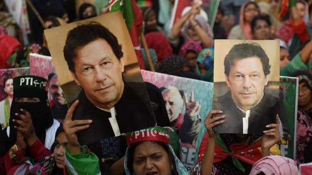 عمران خان، چهره‌ای ضد آمریکایی و در تلاش برای نجات پاکستان از توطئه‌های غرب