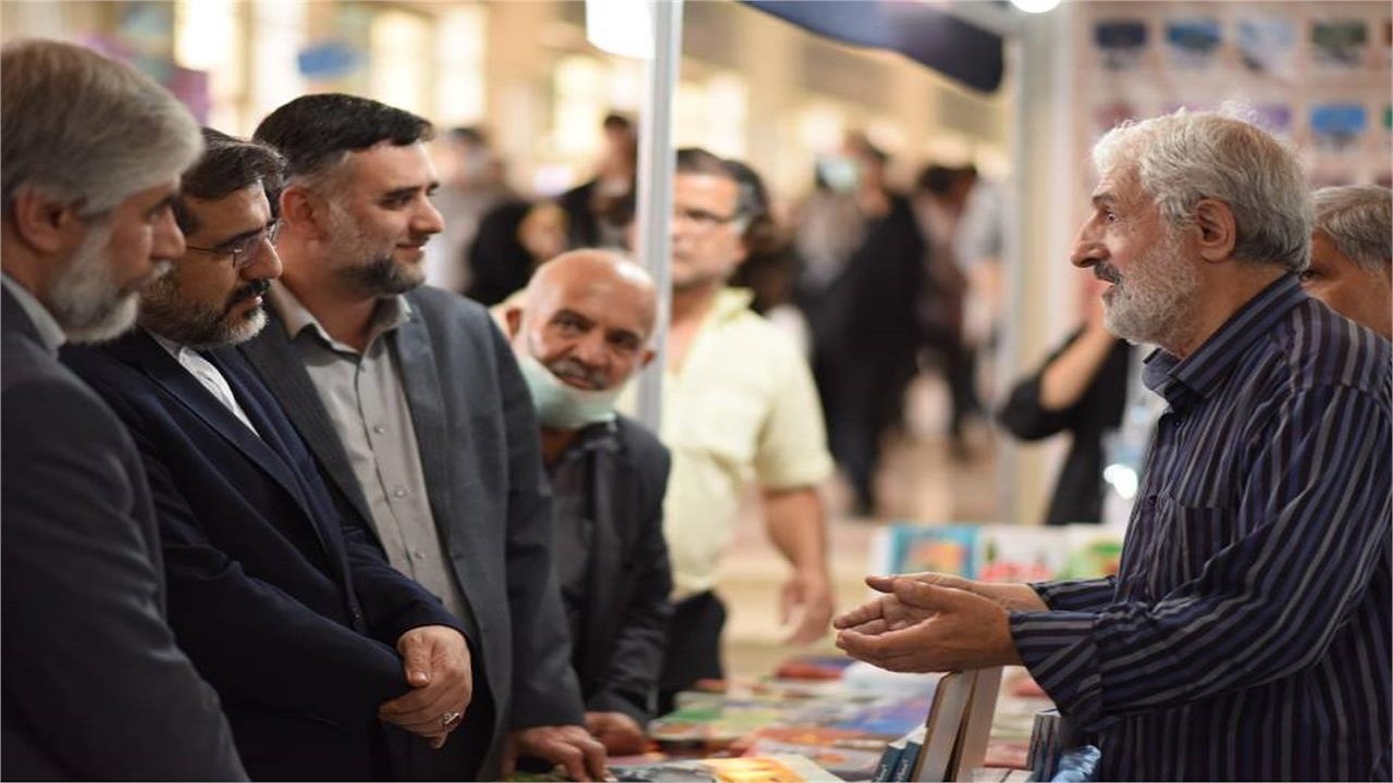 وزیر فرهنگ پای صحبت بازدیدکنندگان نمایشگاه کتاب نشست