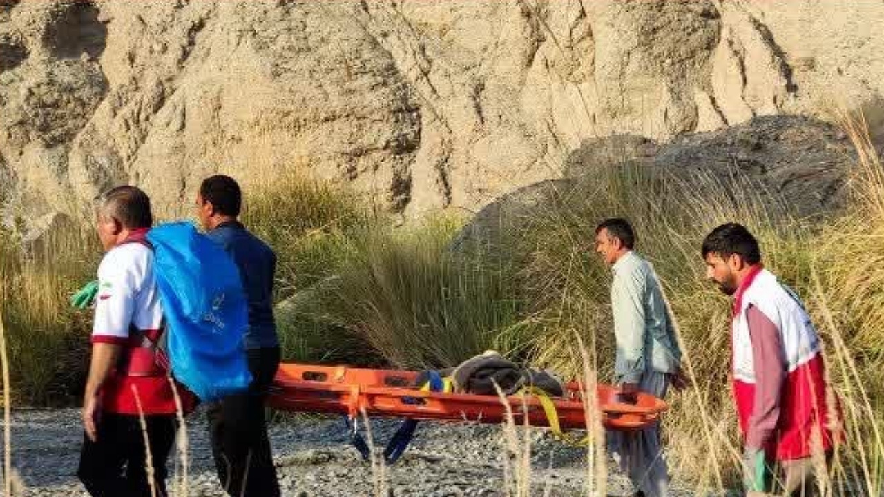۴ ساعت تلاش برای انتقال جسد از رودخانه کوهستانی