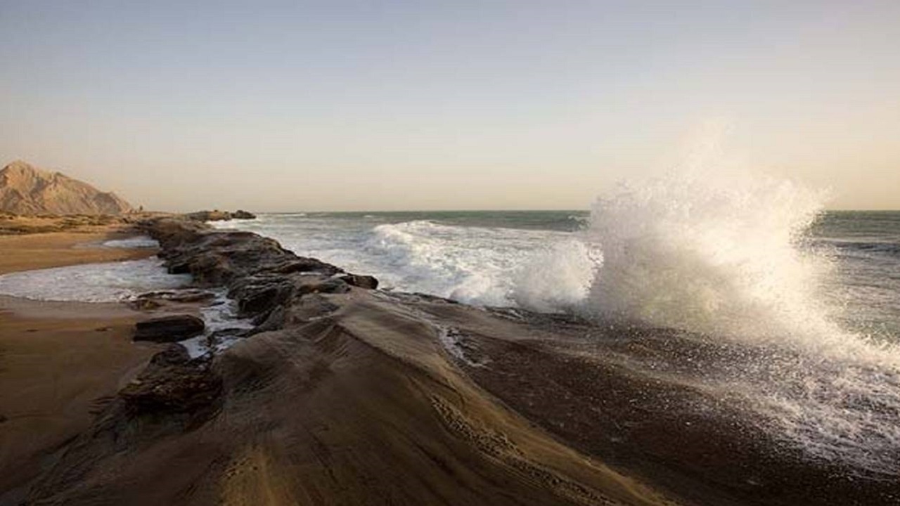 افزایش سرعت باد با احتمال گردوغبار در غرب هرمزگان/ دریا مواج می‌شود
