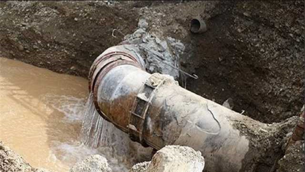قطعی آب چهار روستای شادگان به دلیل شکستگی لوله