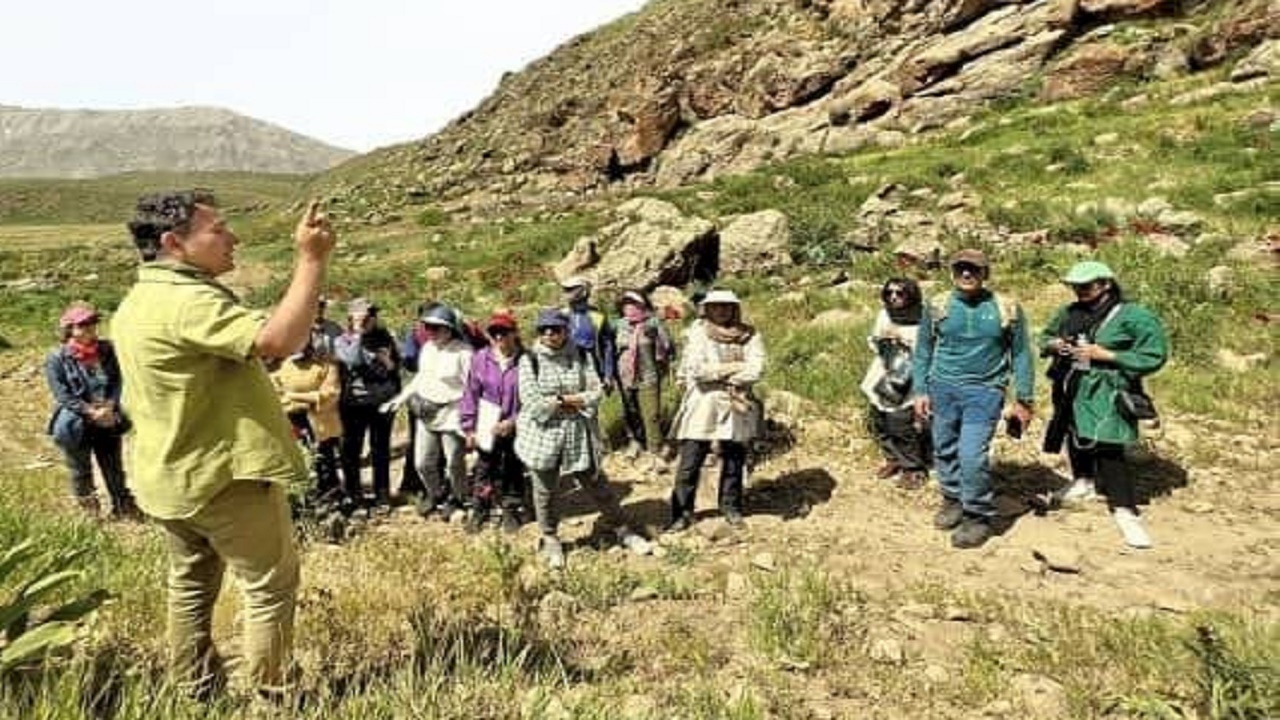 آشنایی راهنمایان گردشگری مازندران با گیاهان بومی