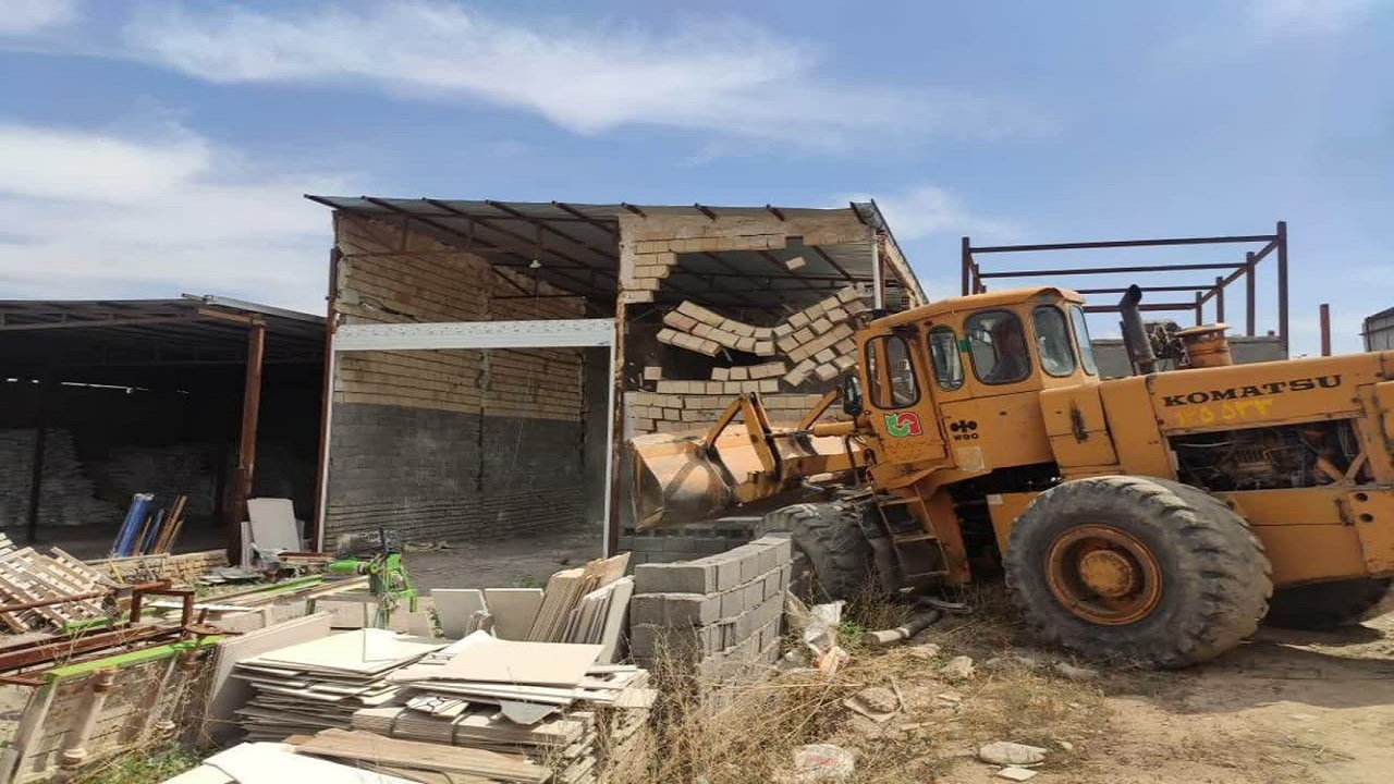 قلع و قمع ۸ بنای غیر مجاز در اراضی کشاورزی بوئین زهرا