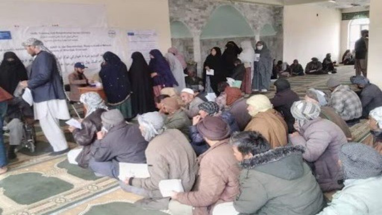 کمک نقدی به بیش از ۹۰۰ خانواده در وردک