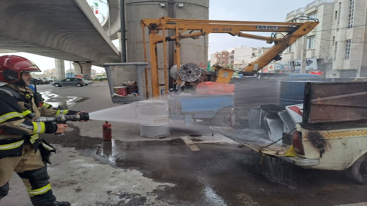 مهار حریق خودرو پیکان وانت در قزوین