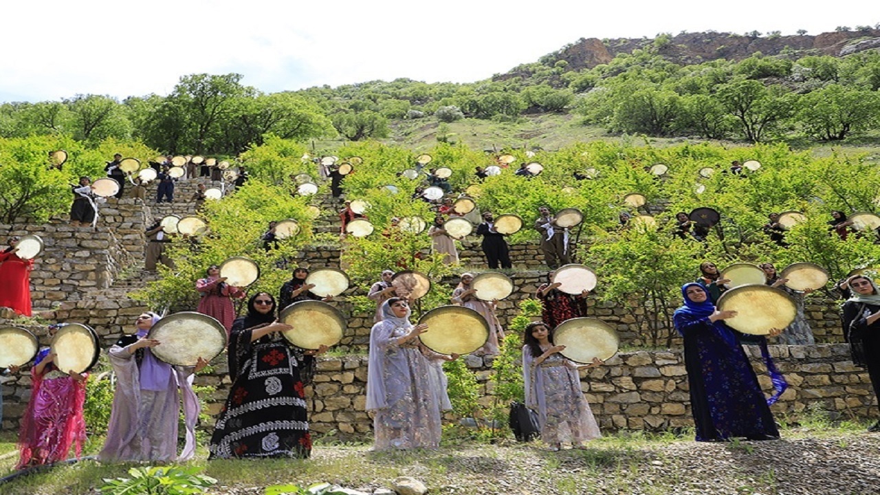 گوشه‌هایی از مراسم دف نوازی در روستای باینگان + فیلم